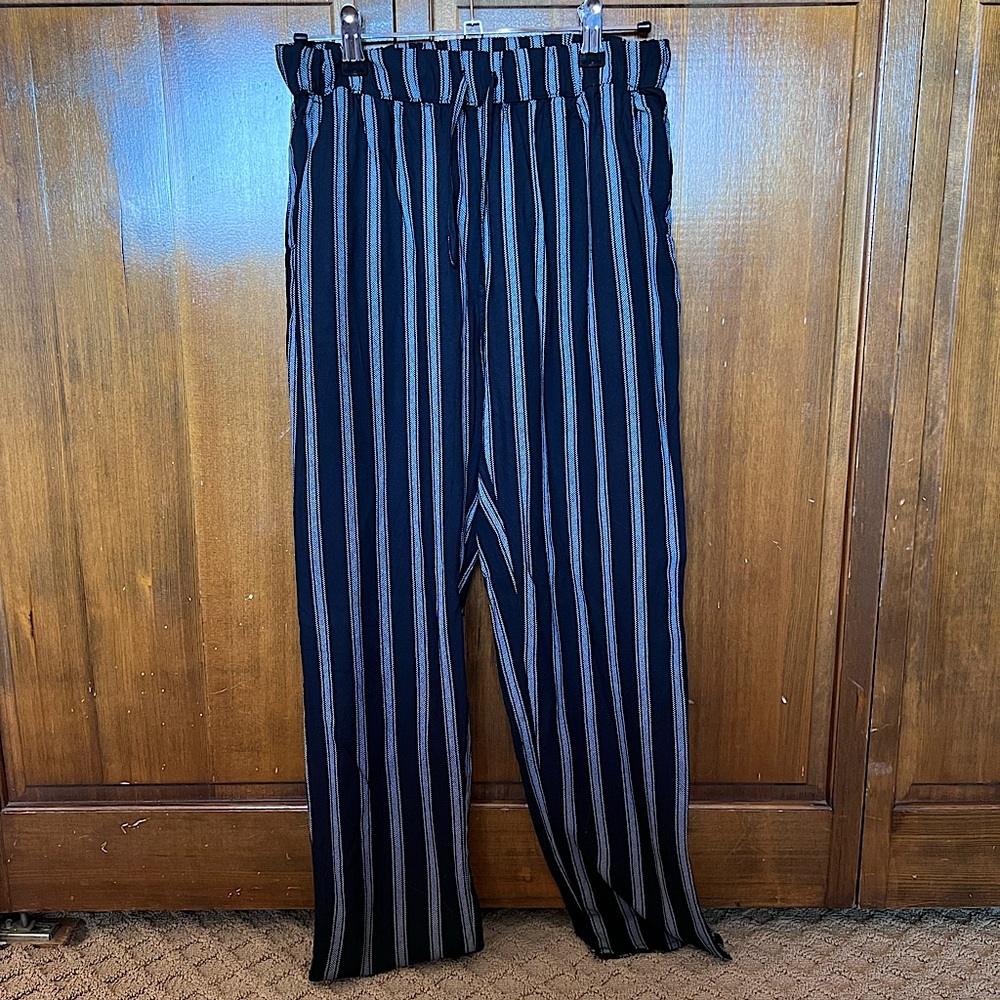 American Eagle Black and white flowy striped pants